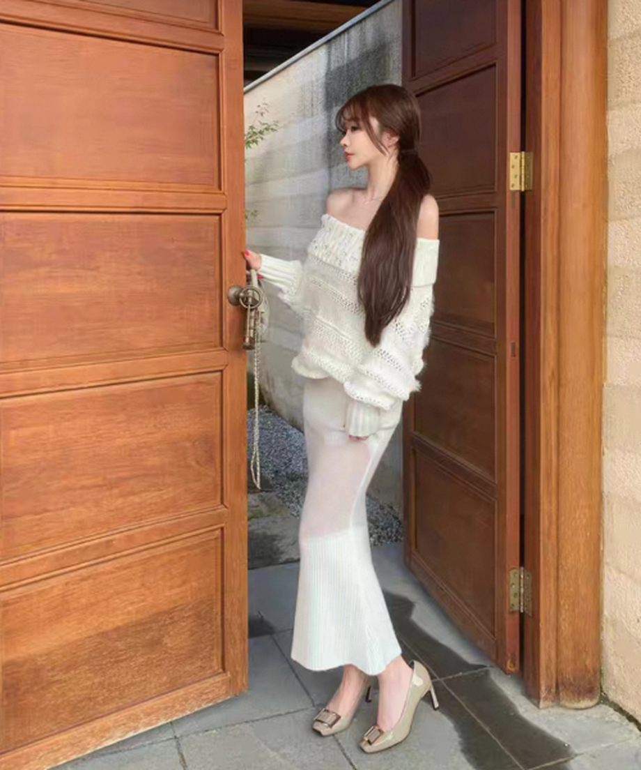 Rhinestone Bijou Off-Shoulder Knit / ラインストーンビジューオフショルダーニット